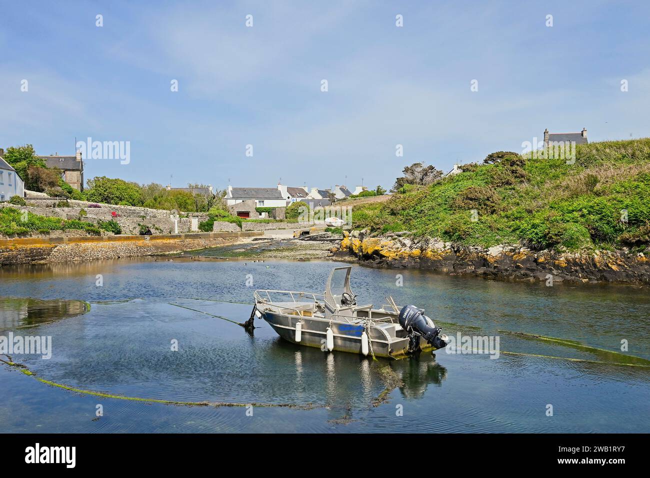 Barche nel piccolo porto interno di Lampaul, Ouessant Island, Finistere, Bretagna, Francia Foto Stock