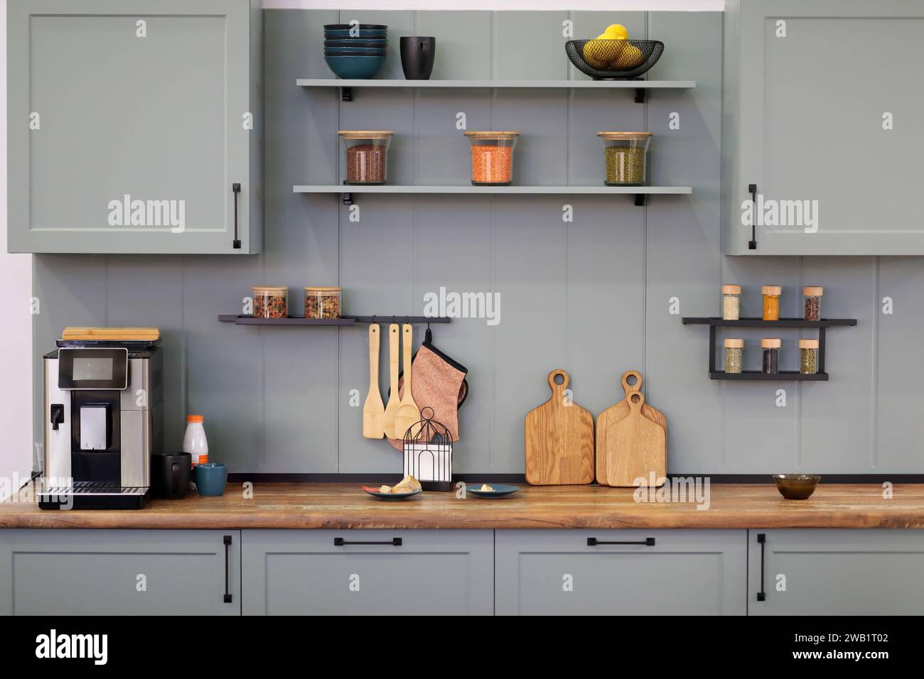 Interni moderni in cucina grigi con alcuni utensili da cucina. Messa a fuoco selettiva. Foto Stock