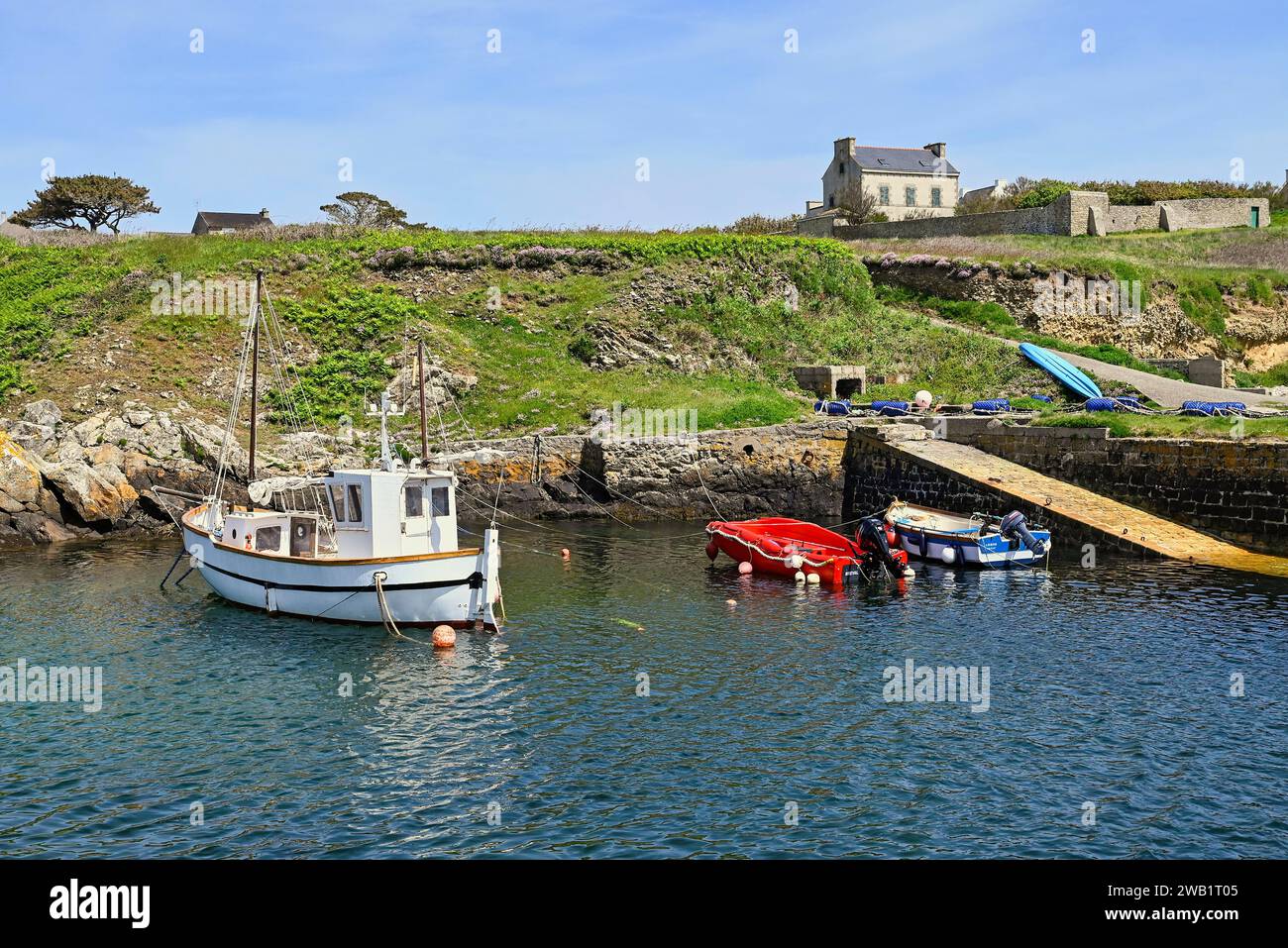 Barche nel piccolo porto interno di Lampaul, Ouessant Island, Finistere, Bretagna, Francia Foto Stock