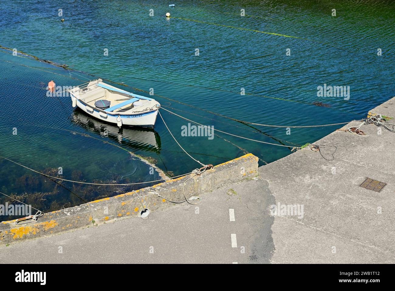 Barca nel piccolo porto interno di Lampaul, Ouessant Island, Finistere, Bretagna, Francia Foto Stock