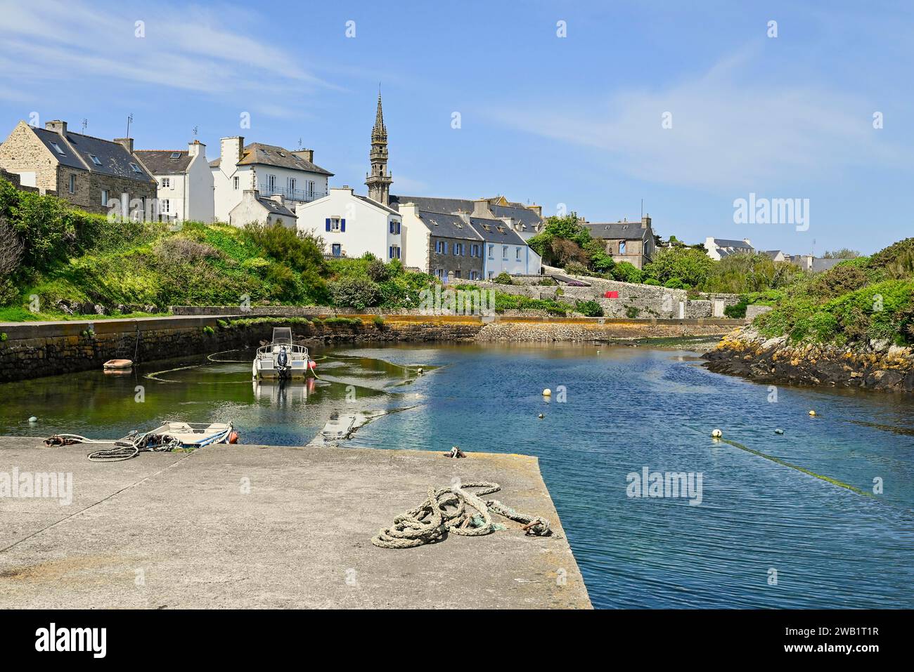 Barche nel piccolo porto interno di Lampaul, Ouessant Island, Finistere, Bretagna, Francia Foto Stock