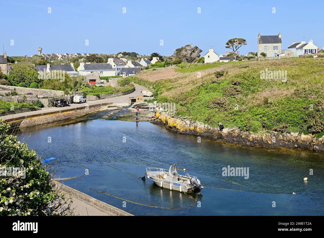 Barca nel piccolo porto interno di Lampaul, Ouessant Island, Finistere, Bretagna, Francia Foto Stock