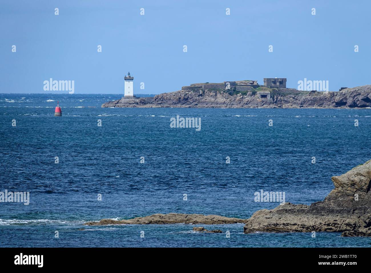 PHARE e Fort de Kermorvan vicino a le Conquet, avvistati da Pointe Saint-Mathieu, Plougonvelin, dipartimento del Finistere, regione della Bretagna, Francia Foto Stock