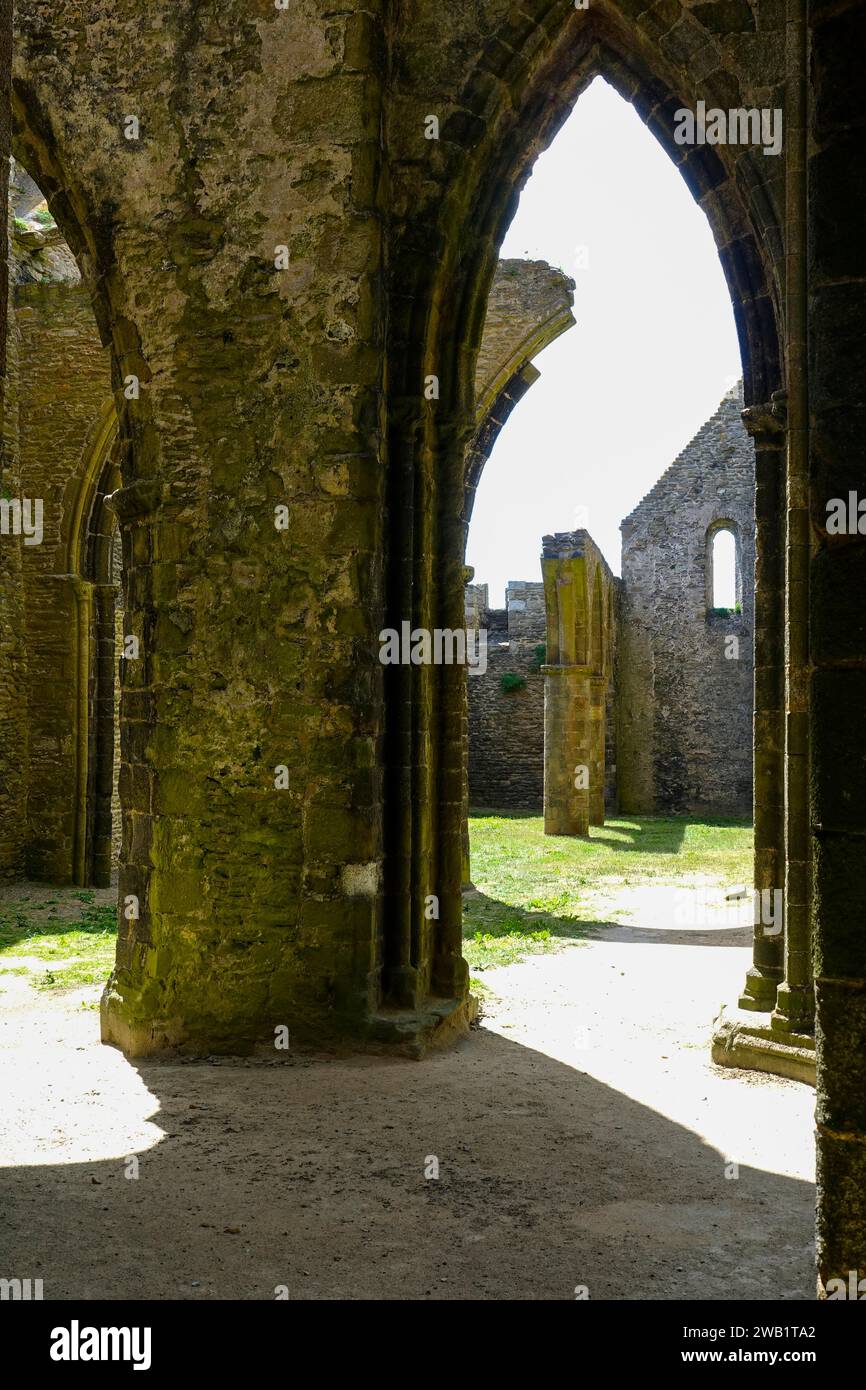 Rovine della chiesa abbaziale di Saint-Mathieu sulla Pointe Saint-Mathieu, Plougonvelin, dipartimento del Finistere, regione della Bretagna, Francia Foto Stock