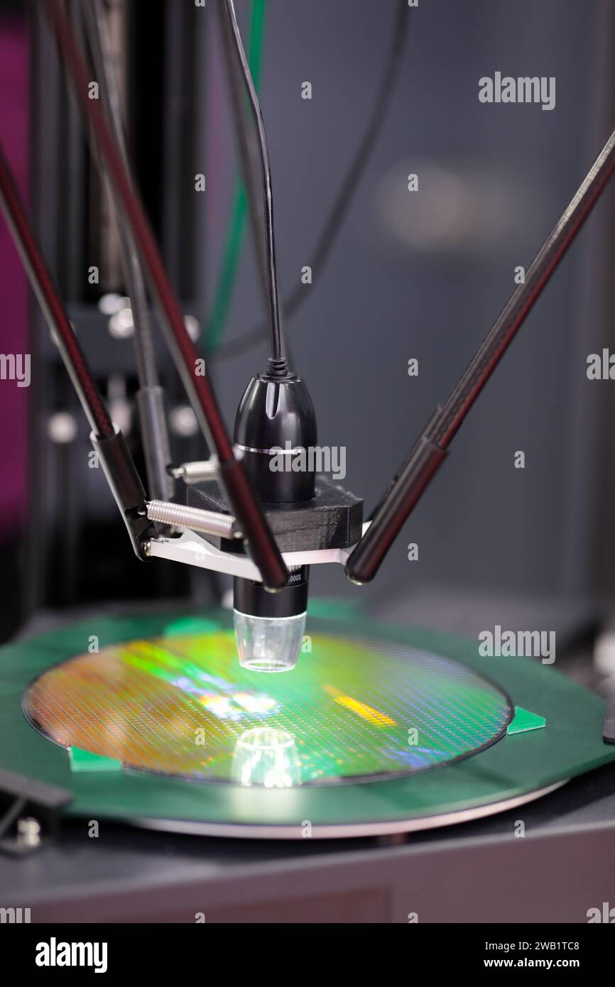 Ispezione dei difetti dei wafer di silicio semiconduttore. Apparecchiature di ispezione ottica automatizzate per il rilevamento dei difetti dei wafer di silicio semiconduttore. Selettivo FOC Foto Stock