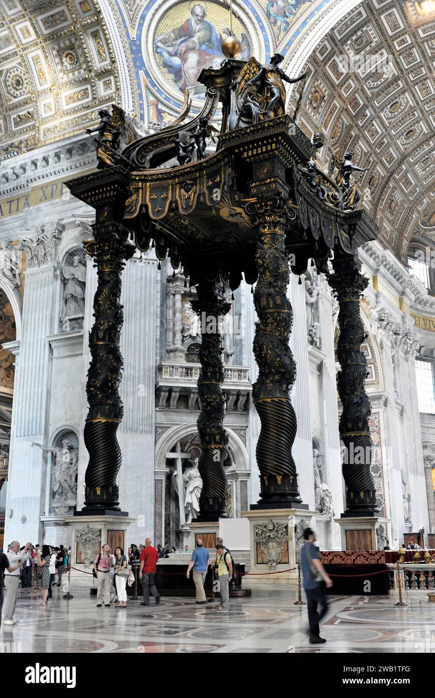 Il baldacchino del Bernini sull'altare papale all'incrocio della Basilica di San Pietro, Vaticano, Roma, Lazio, Italia Foto Stock