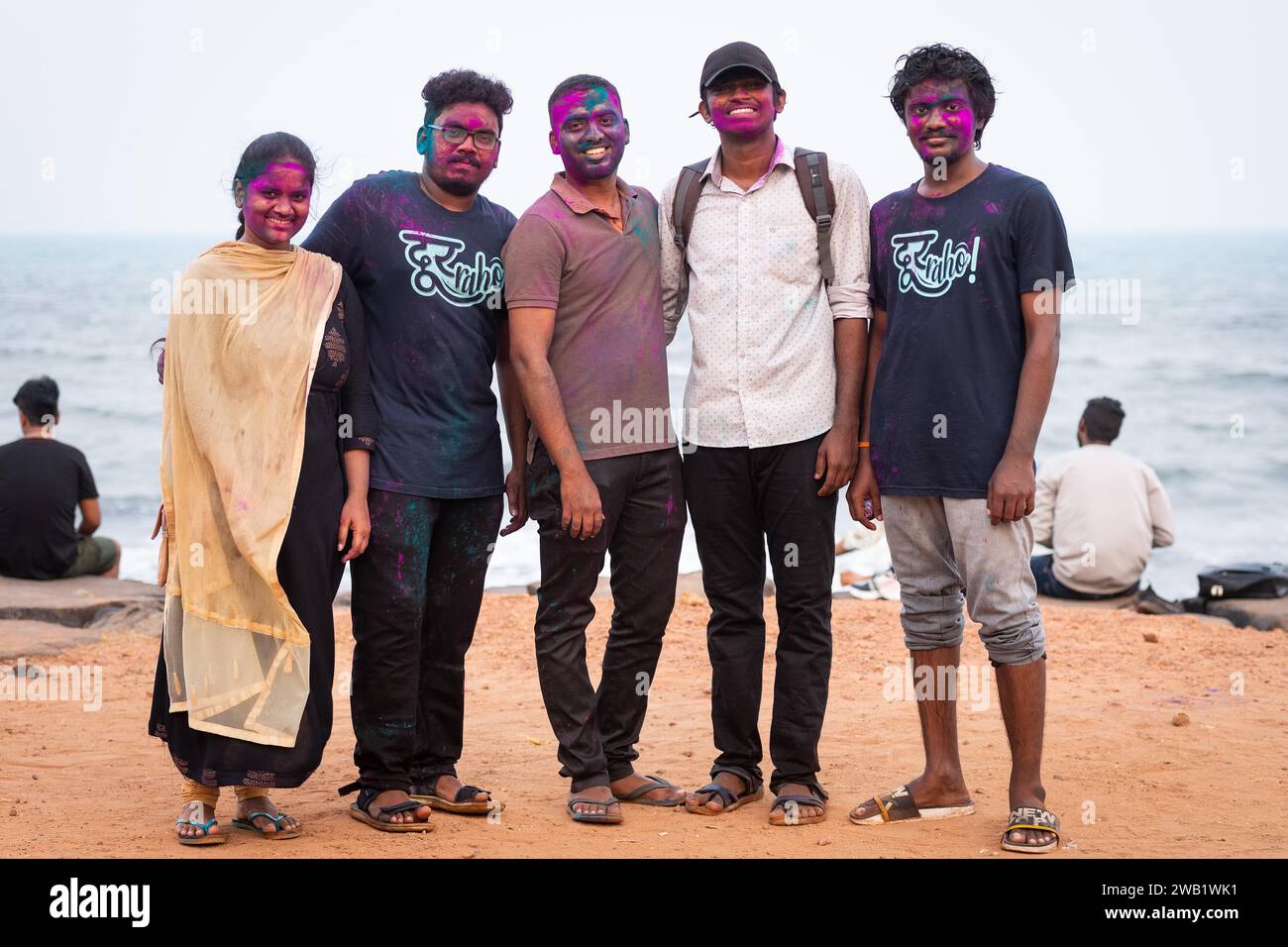 Gruppo di giovani con i colori sui loro volti, Holi Festival, Indian Spring Festival, tradizionale festival dei colori, Pondicherry o Puducherry Foto Stock