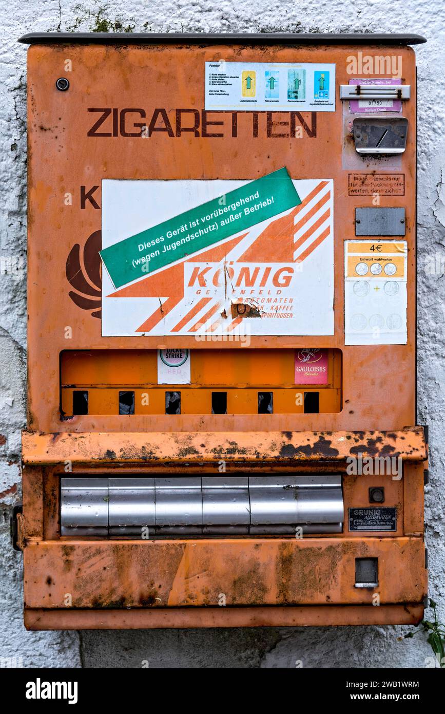 Rotten, rusty cigarette vending machine, device temporarily out of service due to youth protection, on a wall, protection, children, youth, Germany Foto Stock