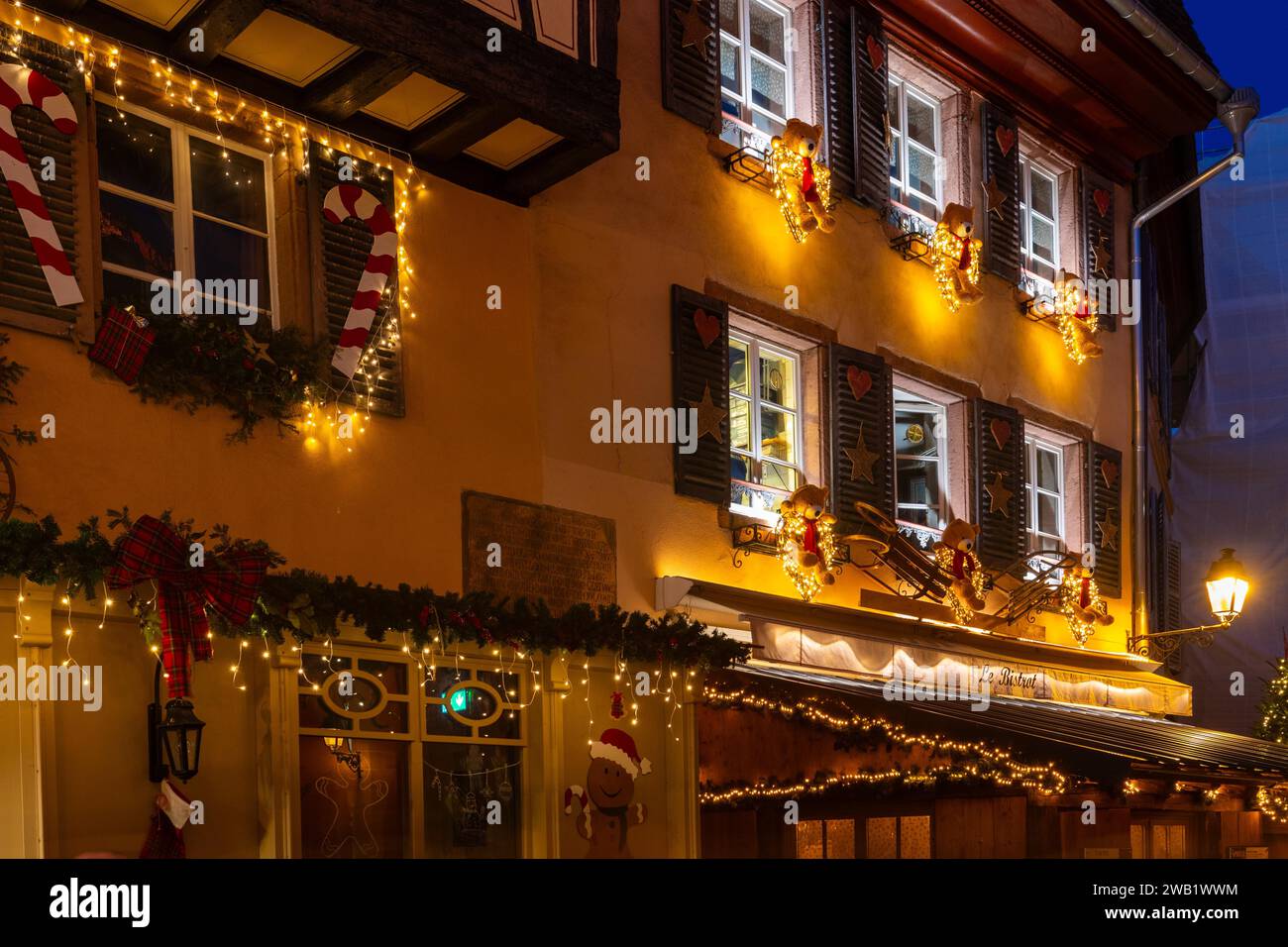 Casa storica con luci natalizie, decorazioni natalizie, mercatino di Natale, città storica, Colmar, Alsazia, Francia Foto Stock