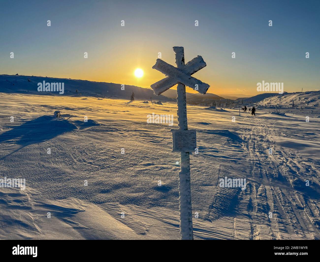 Tramonto presso la stazione sciistica svedese Vemdalsskalet nella contea di Jämtland, Norrland, Svezia.foto: Sofia Marcetic / TT / code 11065 Foto Stock