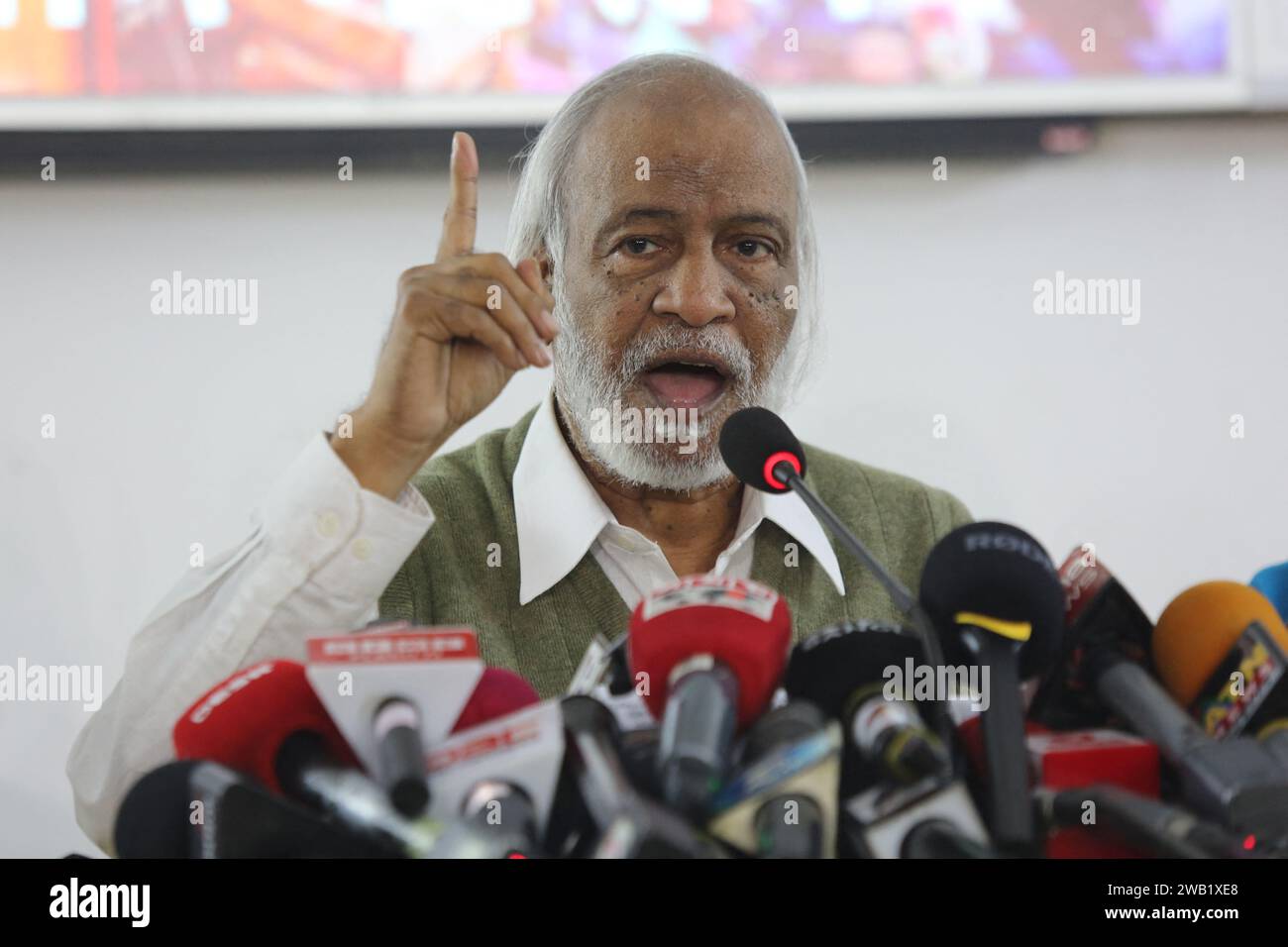 Dhaka, Indonesia. 8 gennaio 2024. Abdul Moyeen Khan, leader del Partito nazionalista del Bangladesh (BNP), si rivolge a una conferenza stampa presso l'ufficio del partito a Dacca, Indonesia, l'8 gennaio 2024. Foto di Habibur Rahman/ABACAPRESS.COM Credit: Abaca Press/Alamy Live News Foto Stock