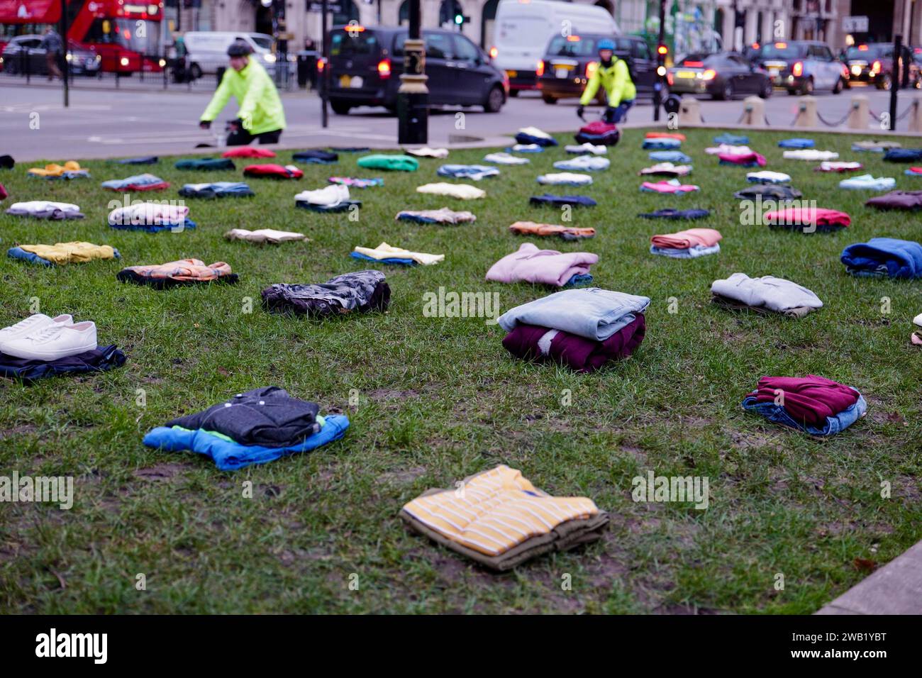 Londra, Regno Unito. 8 gennaio 2024. Iris Elba, attore nato a Londra, e genitori di giovani assassinati, hanno esposto abiti in parliament Square per rappresentare le vittime morte a causa del numero sempre crescente di attacchi di coltelli. Credito: Aubrey Fagon/Alamy Live News Credit: Aubrey Fagon/Alamy Live News Credit: Aubrey Fagon/Alamy Live News Foto Stock