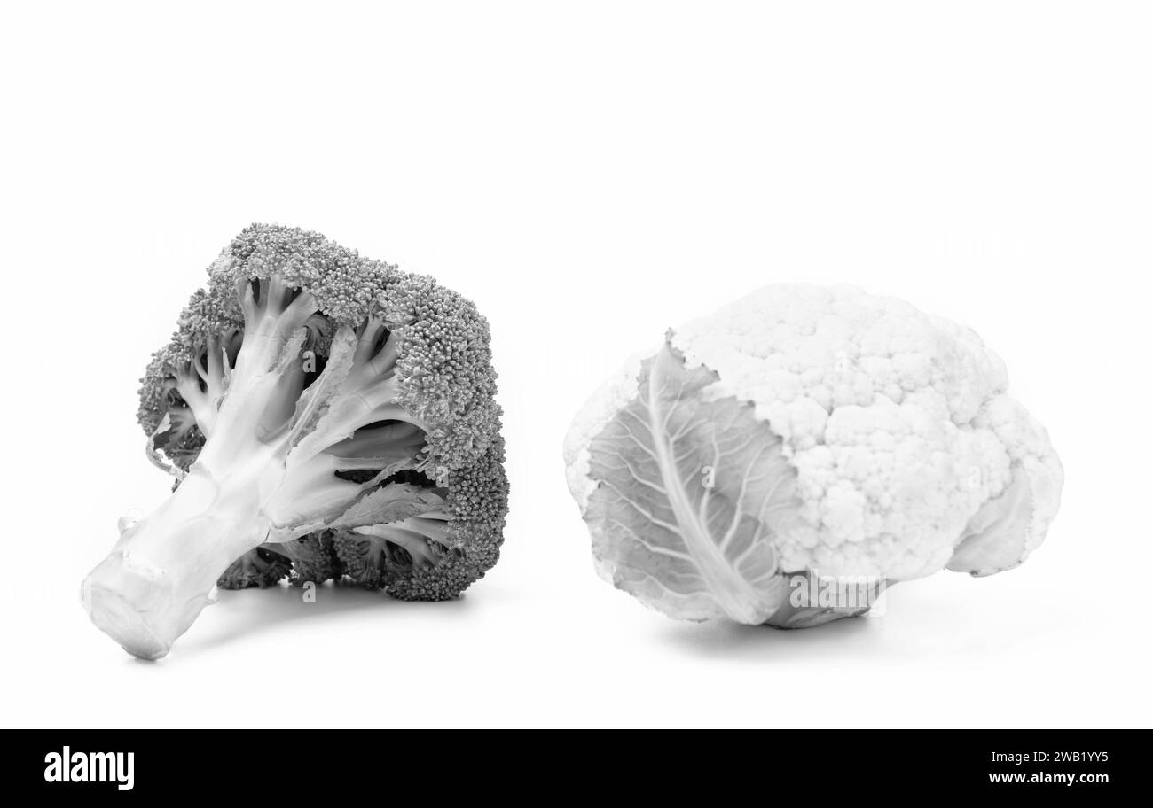Broccoli freschi biologici e cavolfiore teste di cavolo verdure isolate su bianco Foto Stock