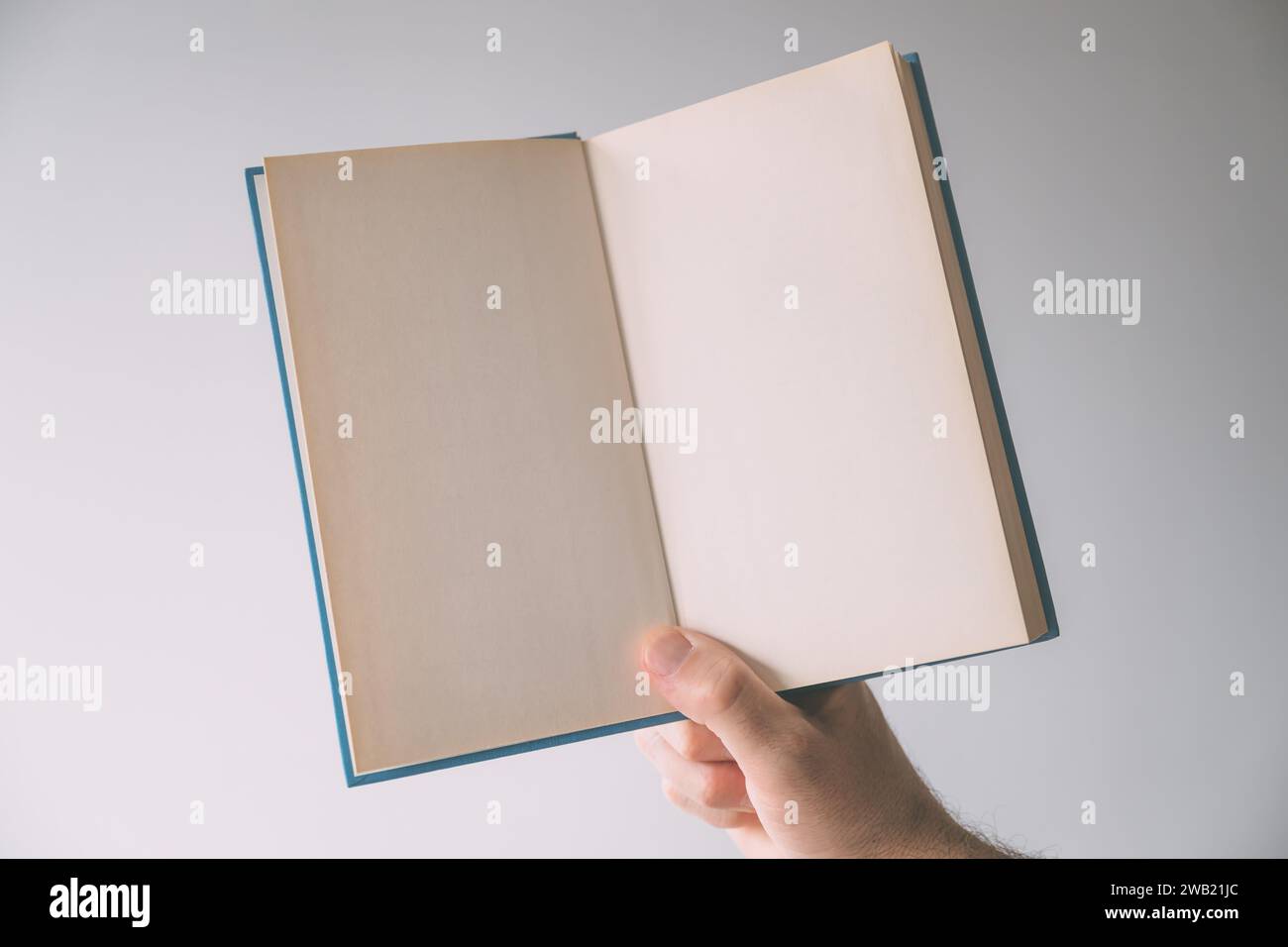 Pagine vuote mockup libro cartaceo, manuale maschile con pubblicazione stampata, messa a fuoco selettiva Foto Stock