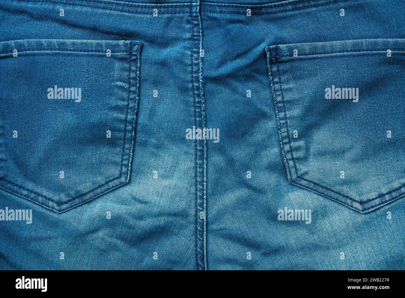 Pantaloni jeans blu denim tasche posteriori come sfondo, texture del materiale Foto Stock