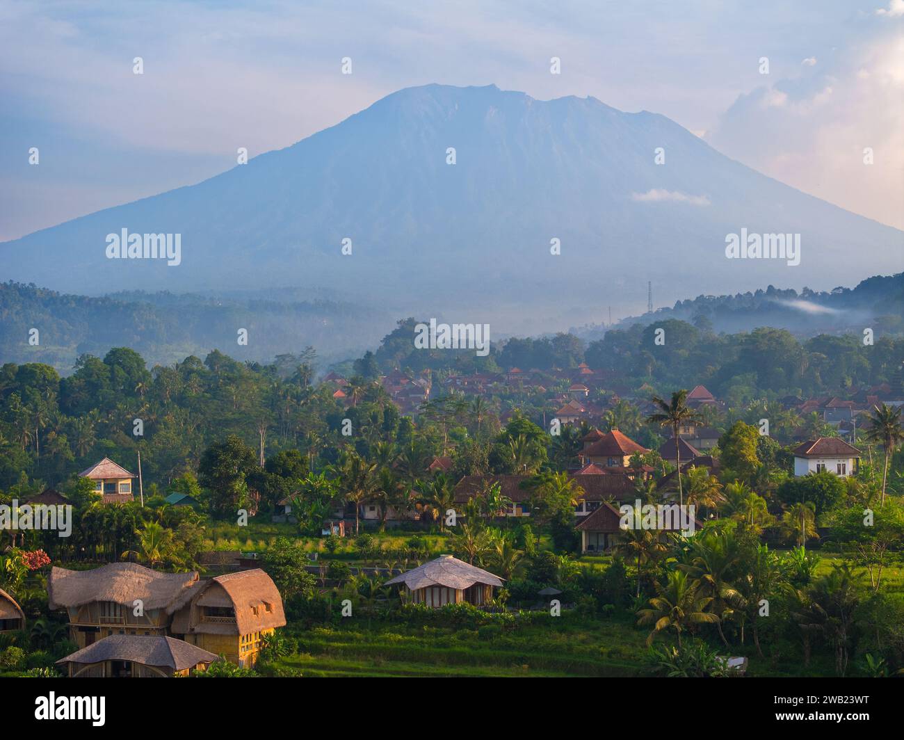 Vista aerea della campagna della regione di Sidemen con lo sfondo del Monte Agung, Bali, Indonesia Foto Stock