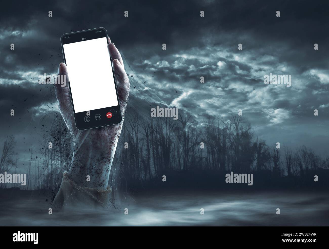 La raccapricciante mano degli zombie regge uno smartphone con schermo vuoto, horror e concetto di Halloween Foto Stock