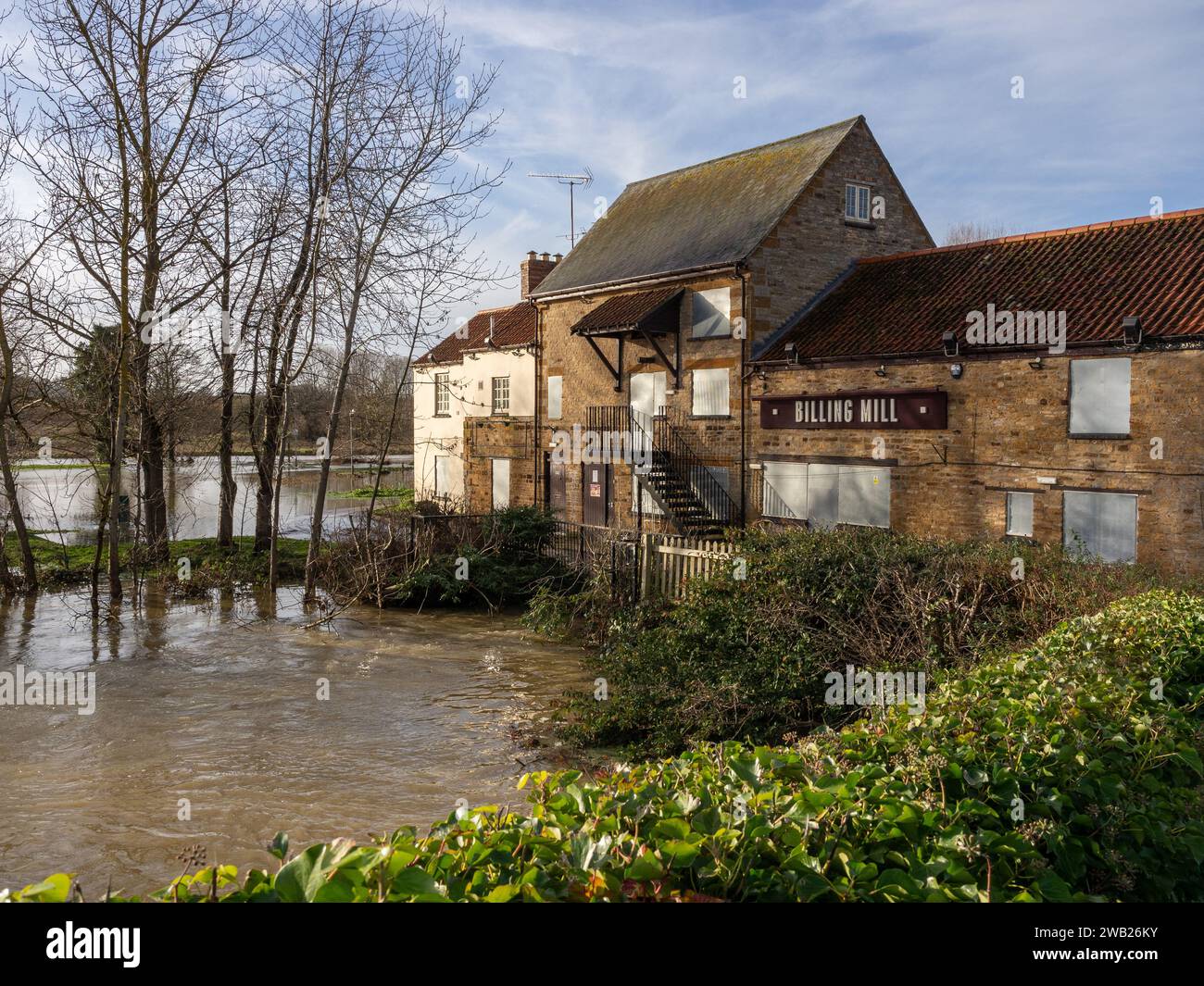 Billing Mill, Northamptonshire, Regno Unito; un ex pub abbandonato circondato dalle inondazioni del fiume Nene dopo Storm Henk Foto Stock