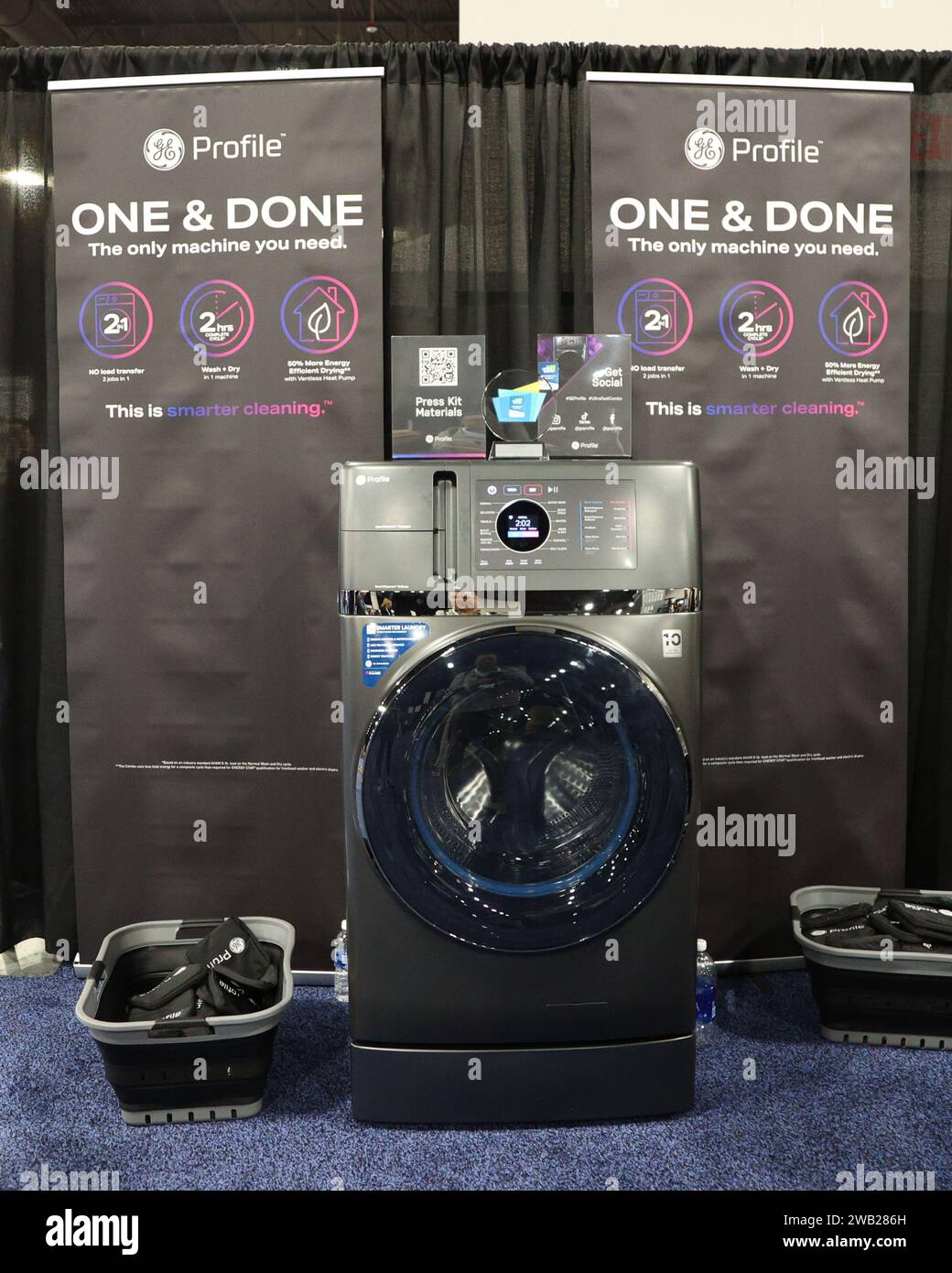 Las Vegas, Stati Uniti. 7 gennaio 2024. Una vista del GE Profile Ultrafast Washer and Dryer Combo, in mostra durante l'International CES 2024, al Mandalay Bay Convention Center di Las Vegas, Nevada domenica 7 gennaio 2024. Foto di James Atoa/UPI credito: UPI/Alamy Live News Foto Stock