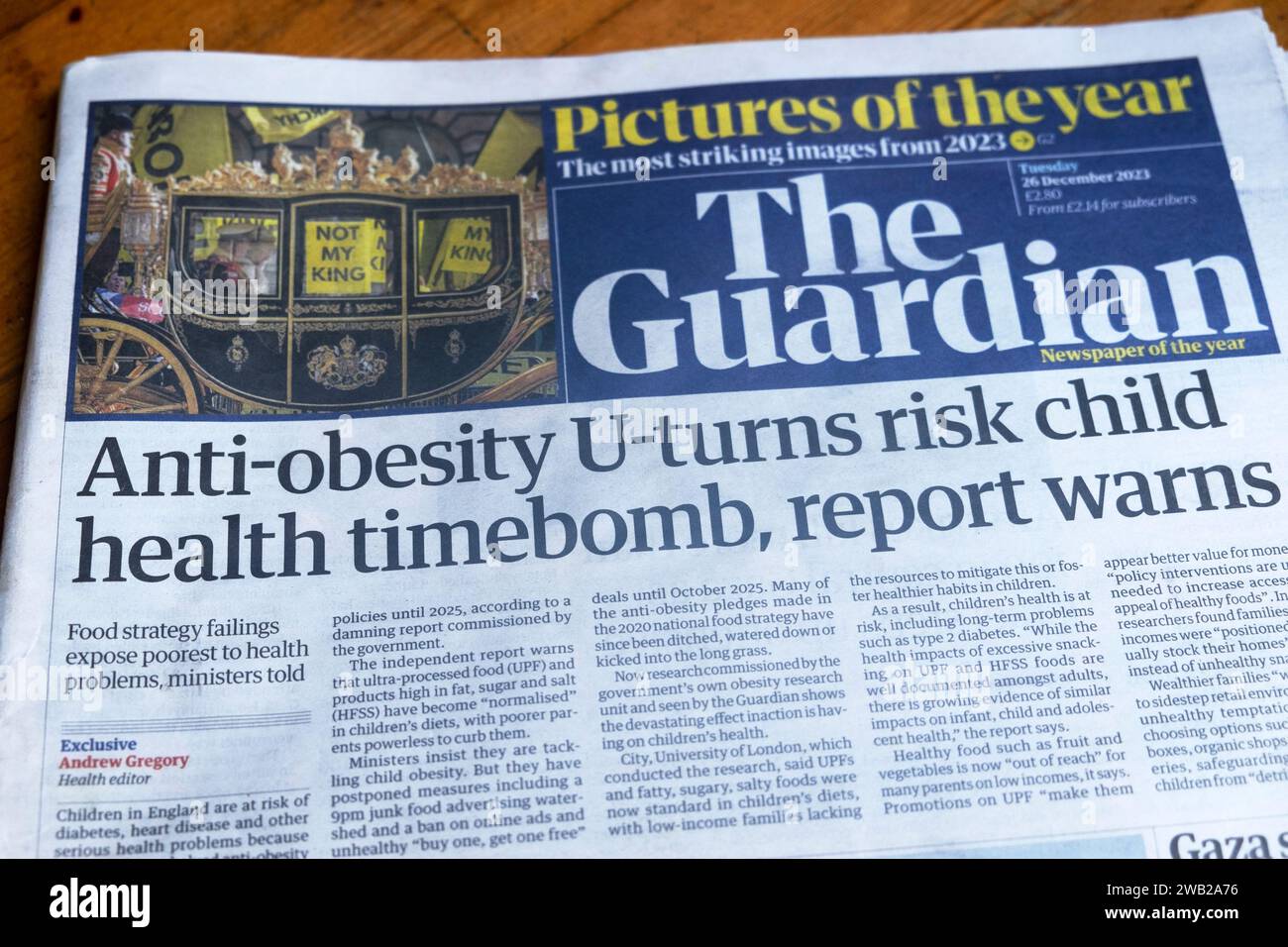 "Anti-obesità U-Turn Risk Children Health Timebomb, report avverte" Guardian Newspaper headline obesità articolo 27 dicembre 2024 Londra Regno Unito Foto Stock