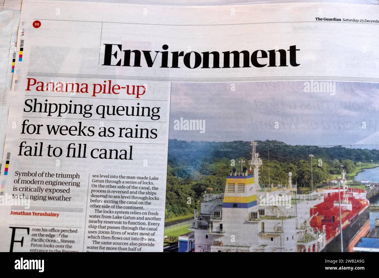 "Panama pile-up Shipping Queuing for Weeks as Raines fail to fill Canal" Guardian Newspaper headline environment articolo 23 dicembre 2023 Londra Regno Unito Foto Stock