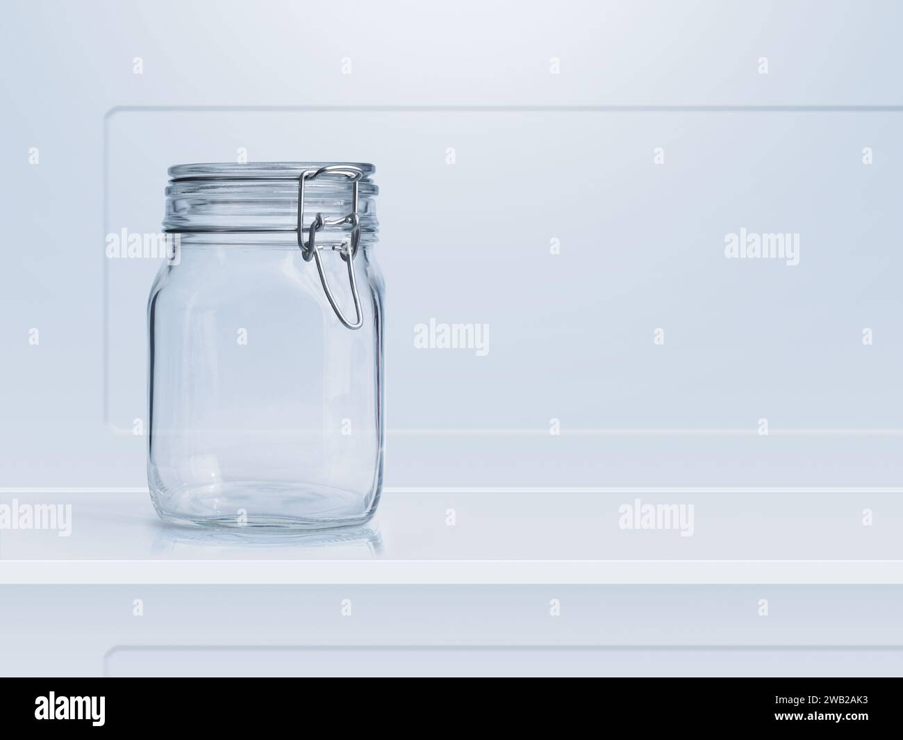 Contenitore in vetro a clip vuoto e pulito isolato, concetto di conservazione degli alimenti Foto Stock