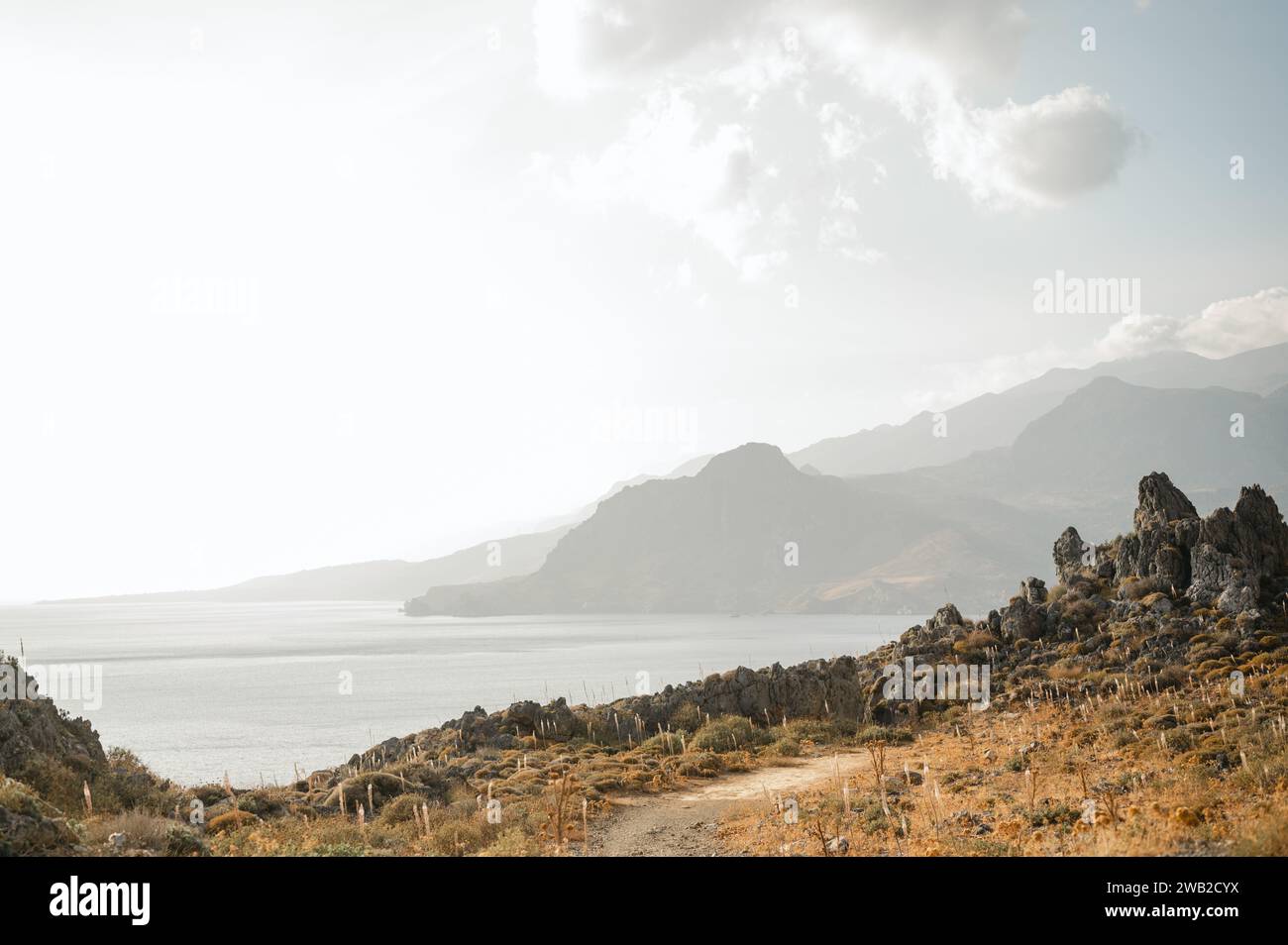 Paesaggio costiero dell'isola di Creta e delle catene montuose Foto Stock