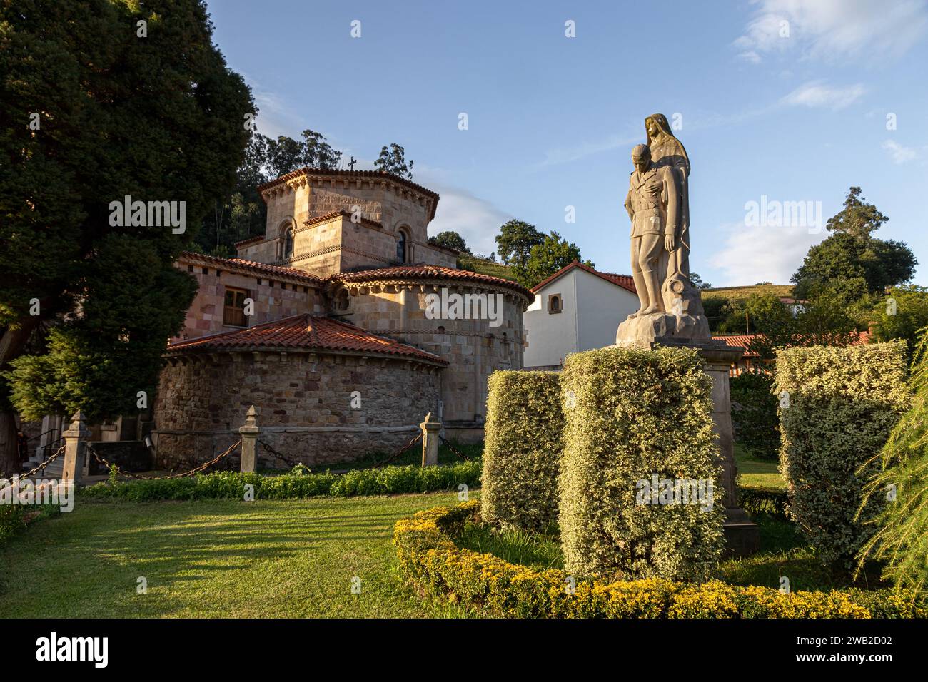 Puente Viesgo, Spagna. Monumento al tenente Joaquin Fuentes pila e la chiesa romanica di San Miguel Foto Stock