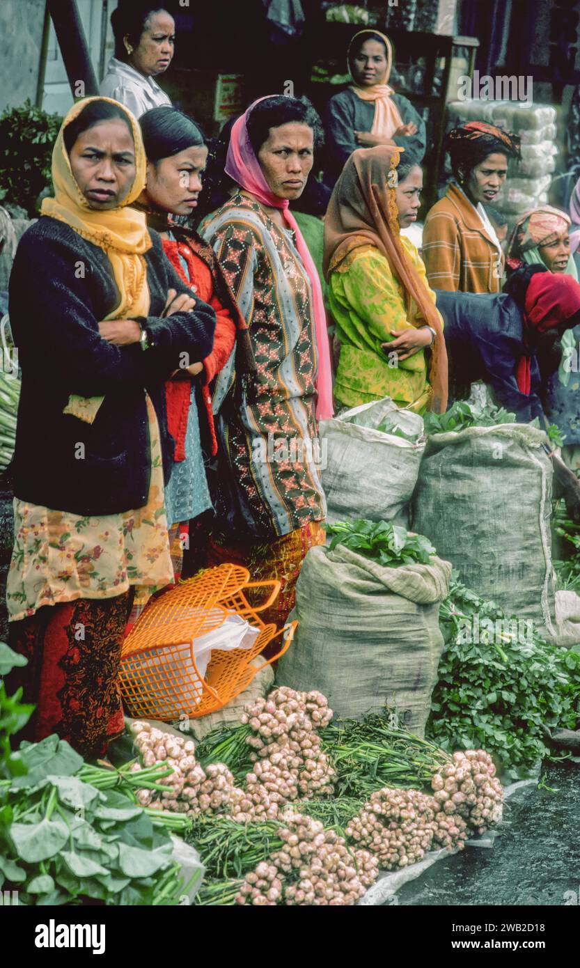 Indonesia, Sumatra Occidentale. Le donne Minangkabau vendono verdure. La società Minangkabau è matrilineale, in cui si trovano proprietà come terreni e case Foto Stock