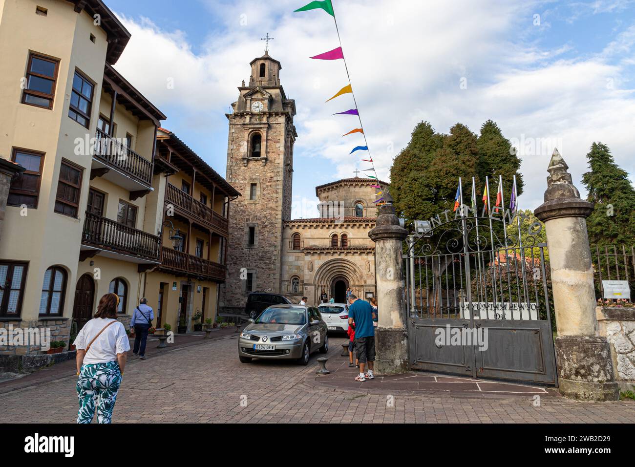 Puente Viesgo, Spagna. La Iglesia de San Miguel (Chiesa di San Michele), un esempio di architettura neoromanica in Cantabria Foto Stock
