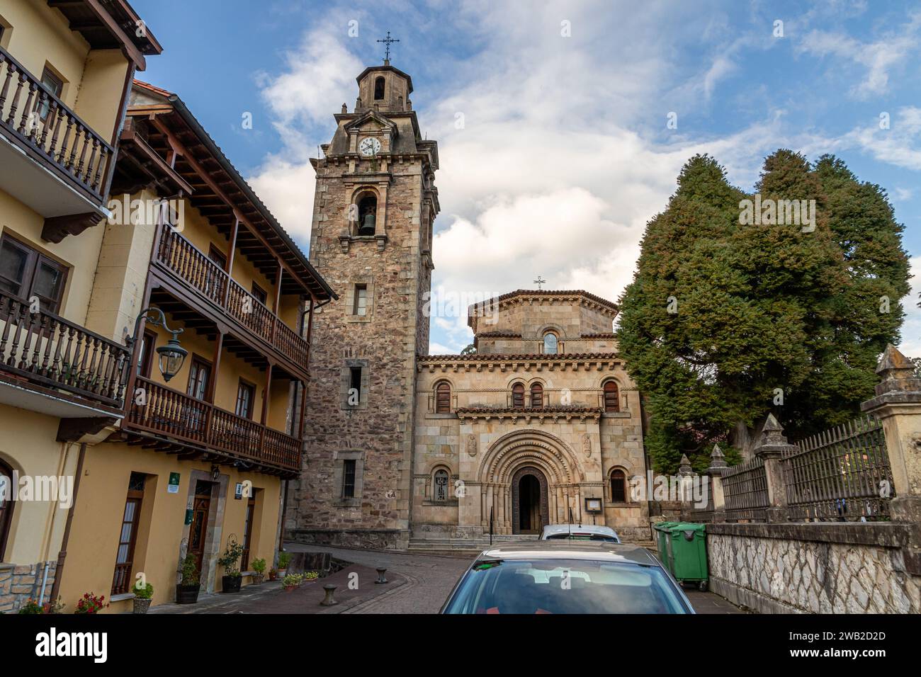 Puente Viesgo, Spagna. La Iglesia de San Miguel (Chiesa di San Michele), un esempio di architettura neoromanica in Cantabria Foto Stock