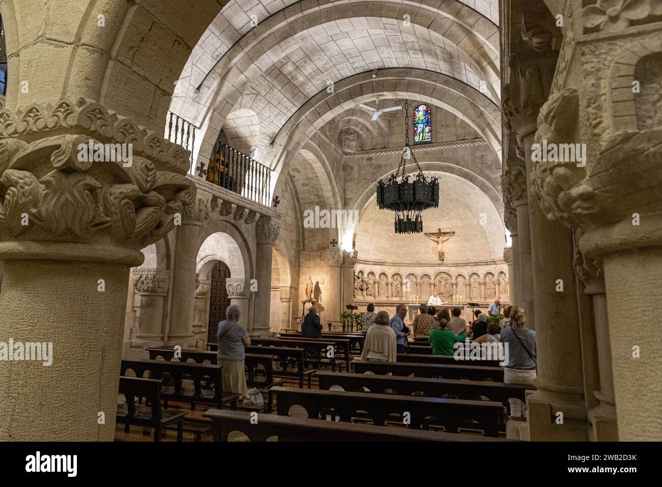 Puente Viesgo, Spagna. La Iglesia de San Miguel (Chiesa di San Michele), un esempio di architettura neoromanica in Cantabria Foto Stock