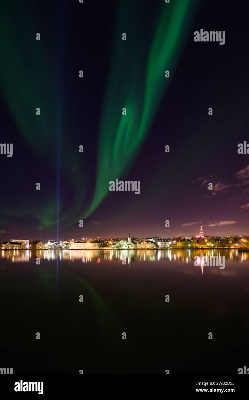 Luci del nord che illuminano la città buia Foto Stock