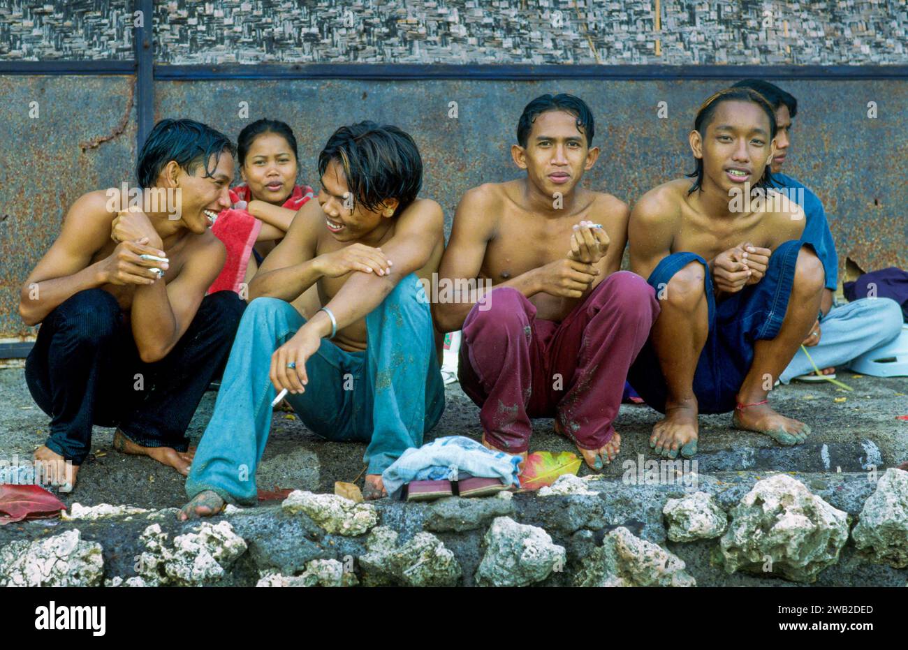 Indonesia. Ragazzi che fumano. Foto Stock