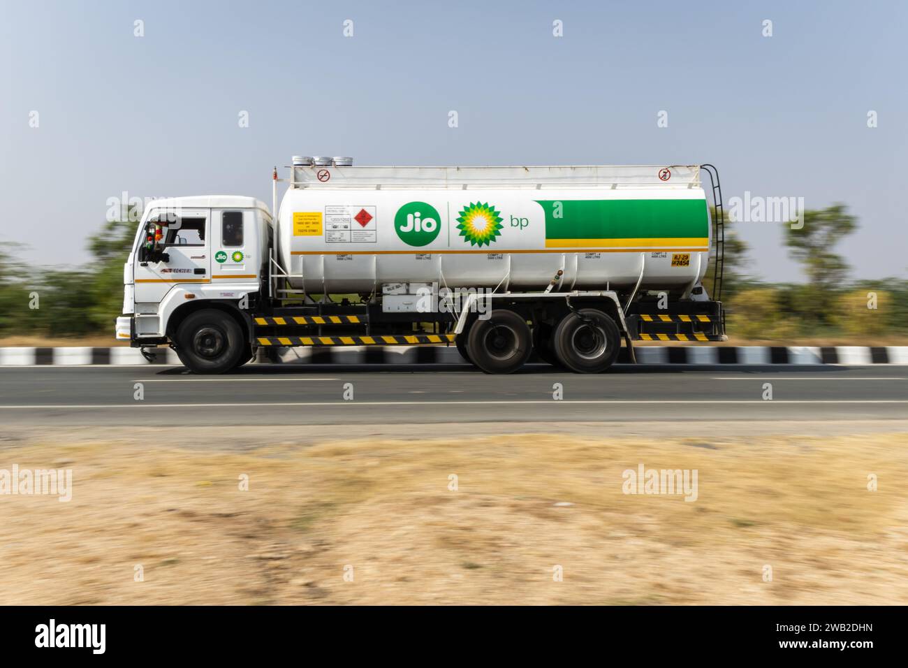 Il camion che passa sull'autostrada nazionale con sfondo sfocato di giorno da un'immagine ad angolo piatto viene scattato all'autostrada nazionale jodhpur udaipur rajasthan india ON Foto Stock