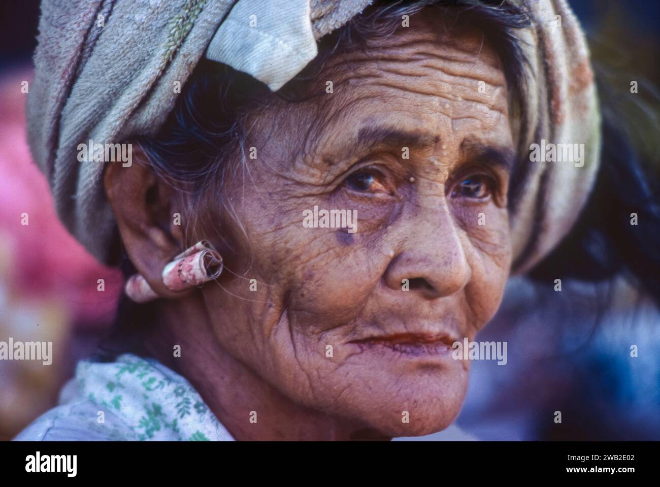 Indonesia, Bali - Marketwoman ha dei soldi in mano. Foto Stock