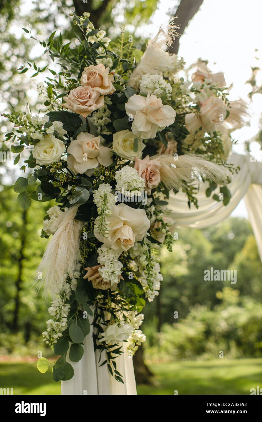 Moderno arco per cerimonie floreali con rose e tessuto rivestito Foto Stock
