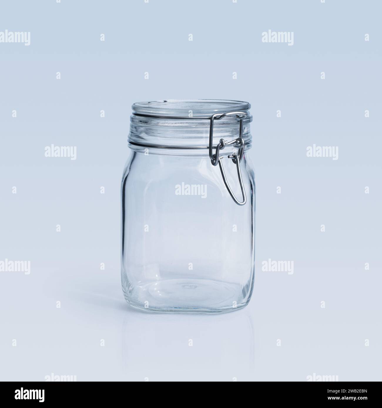Contenitore in vetro a clip vuoto e pulito isolato, concetto di conservazione degli alimenti Foto Stock