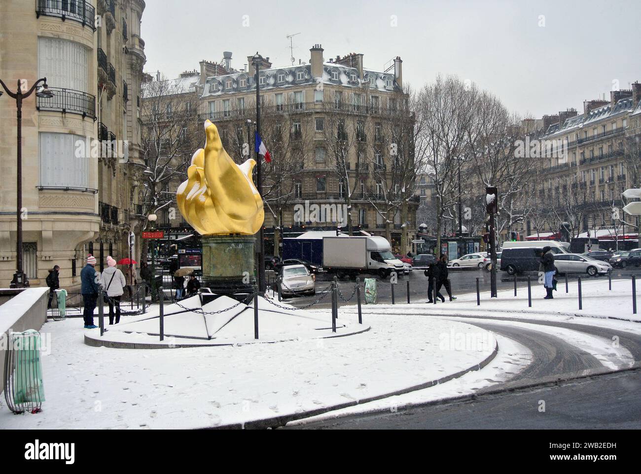 Neve inaspettata a Parigi. Torcia d'oro in memoria della morte della principessa Diana. Foto Stock