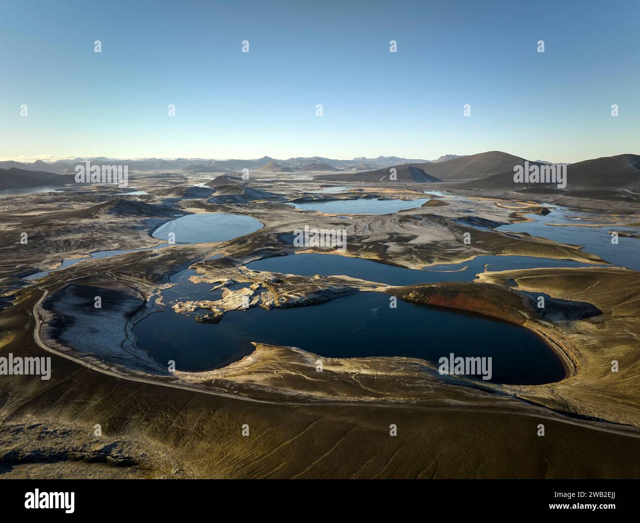 Splendida vista del lago circondato da una terra rocciosa Foto Stock