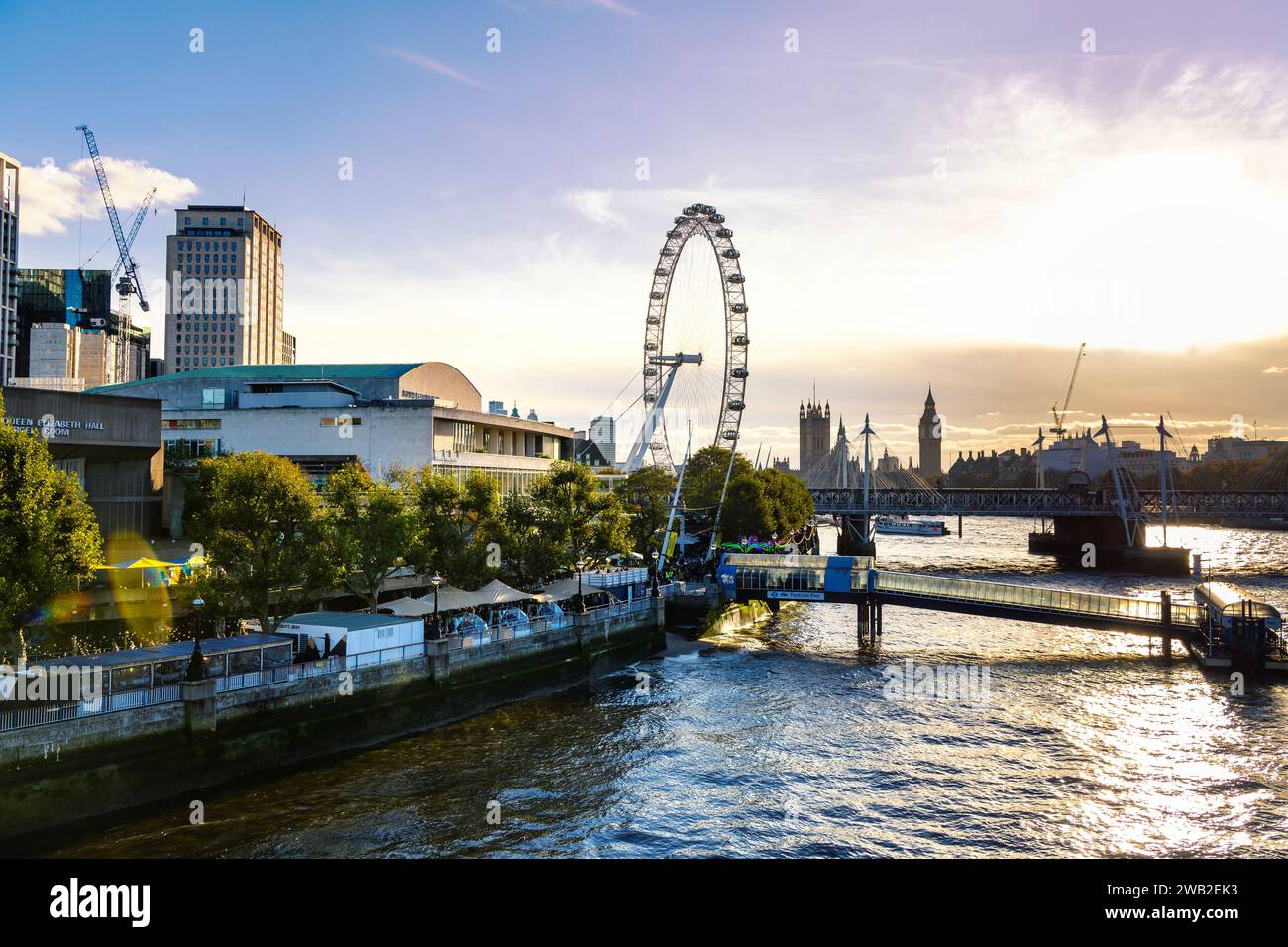 Vista della Royal Festival Hall, London Eye, Southbank, Big Ben, Hungerford Bridge e Golden Jubilee Bridges, Londra, Inghilterra Foto Stock