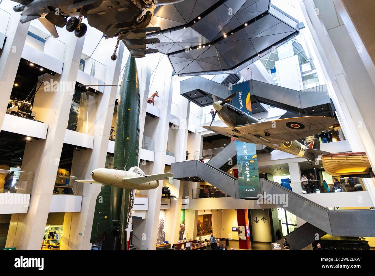 Aerei sospesi in mostra all'Imperial War Museum, Londra, Inghilterra Foto Stock