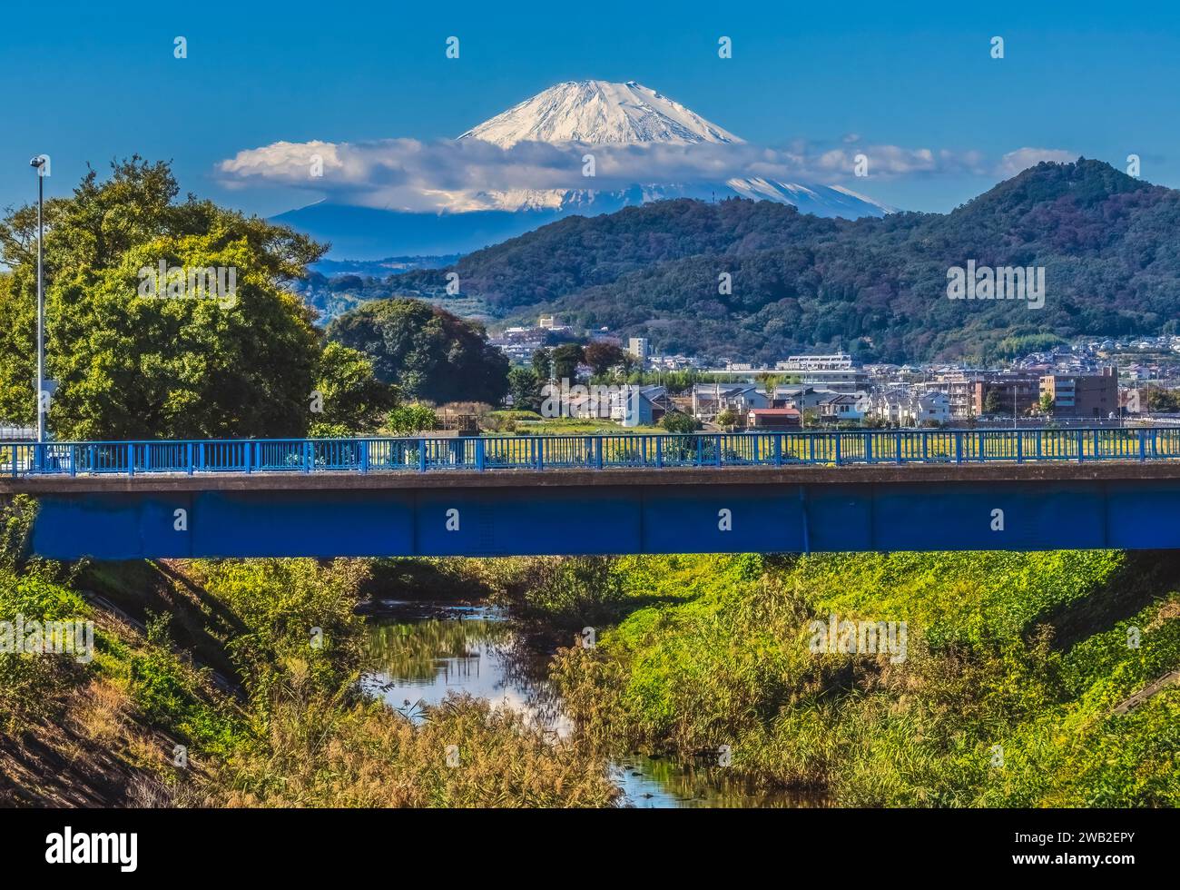 Piccolo ponte colorato Monte Fuji Hiratsuka Kanagawa Giappone Foto Stock