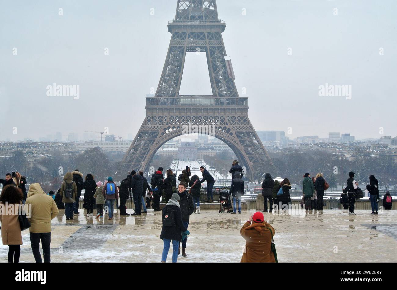 Neve inaspettata a Parigi. A Piazza Trocadéro, molti turisti scattano foto ricordo con la Torre Eiffel sullo sfondo. Foto Stock
