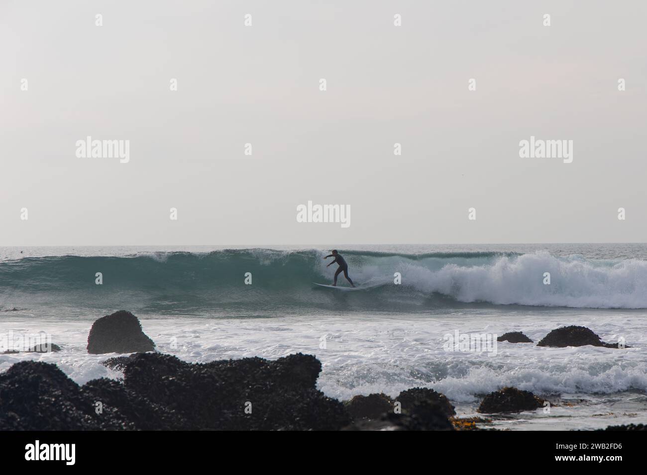 Surfista durante King Tide sulla spiaggia di Salt Creek Foto Stock