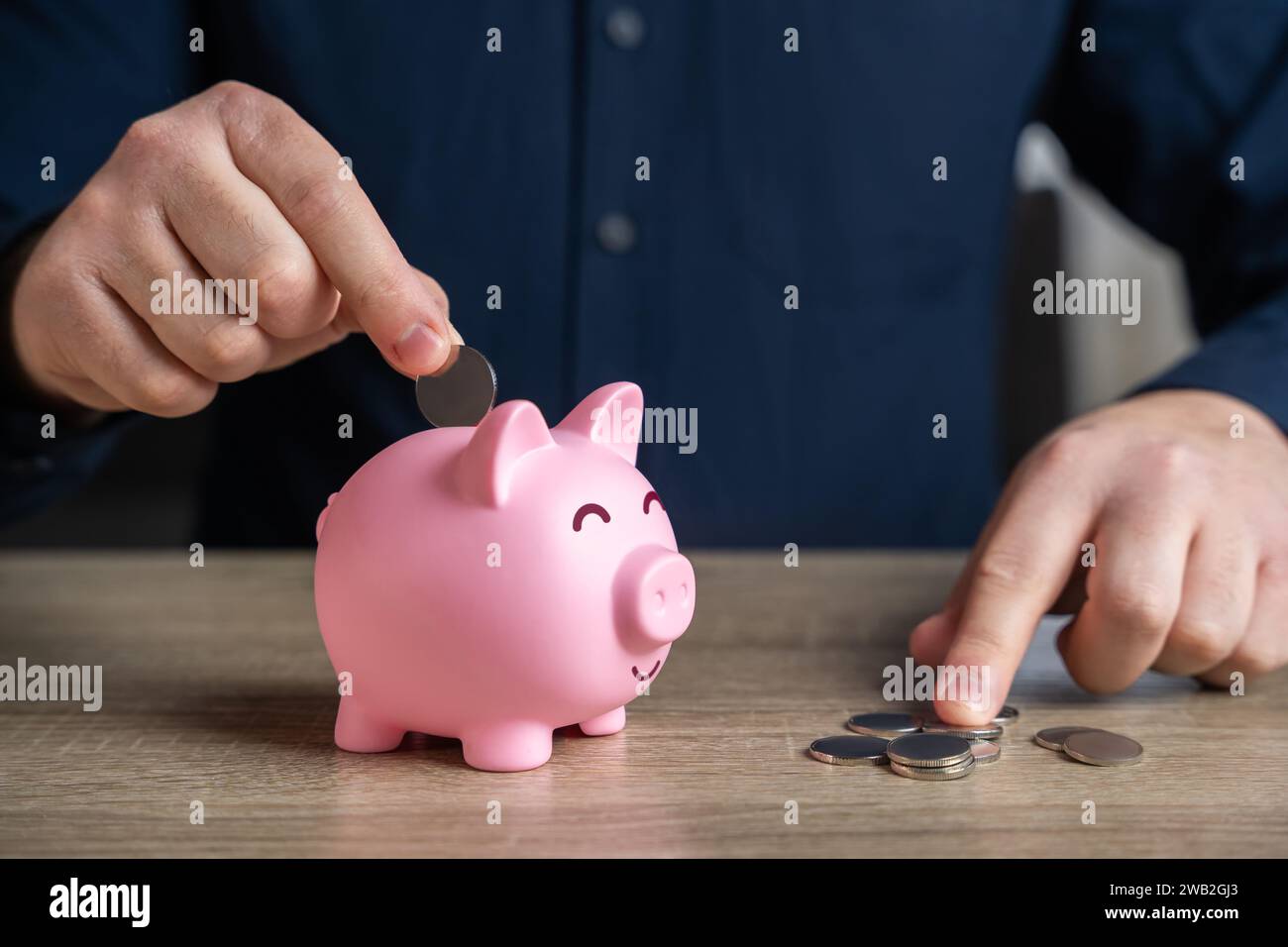 Metti i centesimi in un salvadanaio. Risparmi e investimenti. Raccolta delle donazioni. Deposito bancario. Raccogliete fondi per il vostro sogno. Ridurre i costi. Conservare per il ritiro Foto Stock