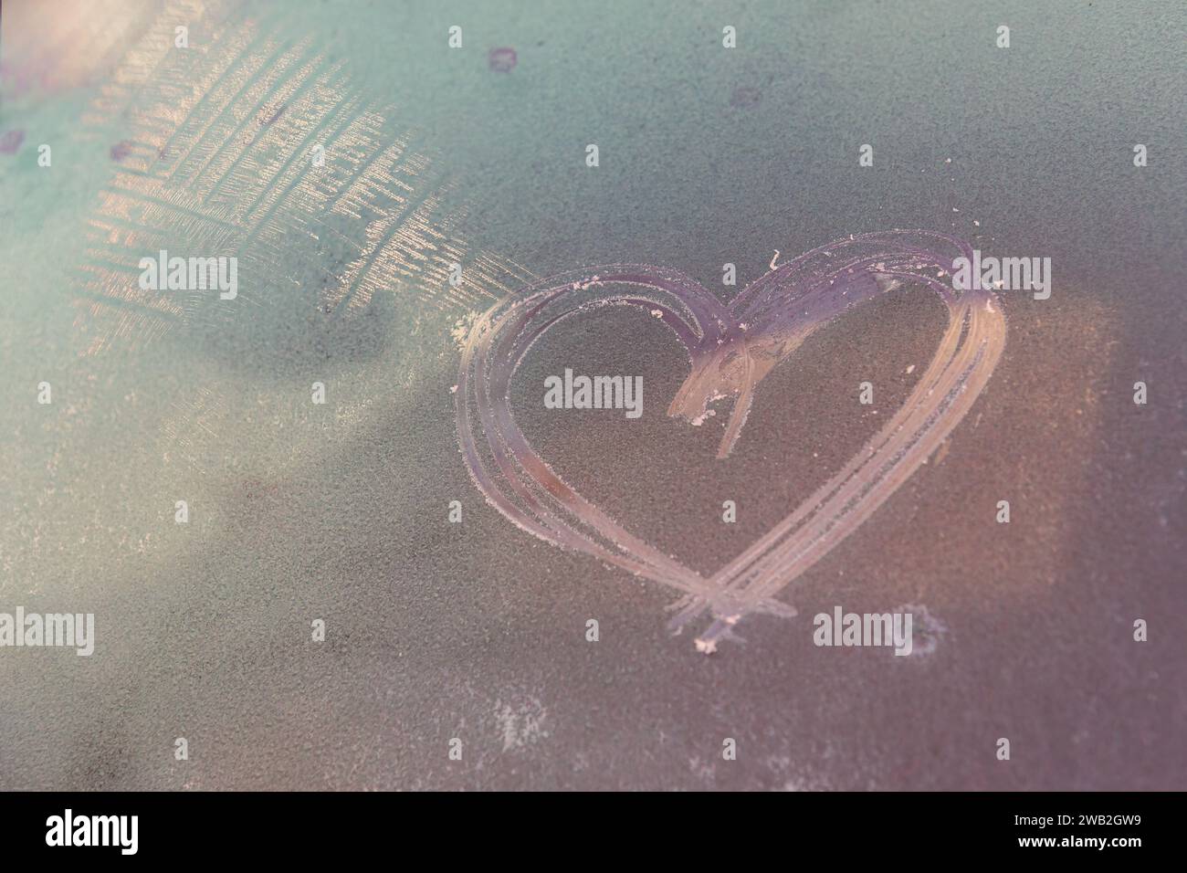 Forma a cuore disegnata su vetro smerigliato Foto Stock