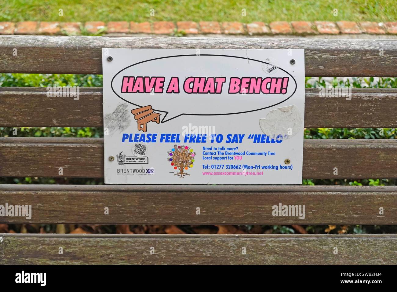 Fai installare una Chat Bench & Sign in un centro commerciale periferico per parlare con chiunque venga a Brentwood Essex Inghilterra Regno Unito Foto Stock