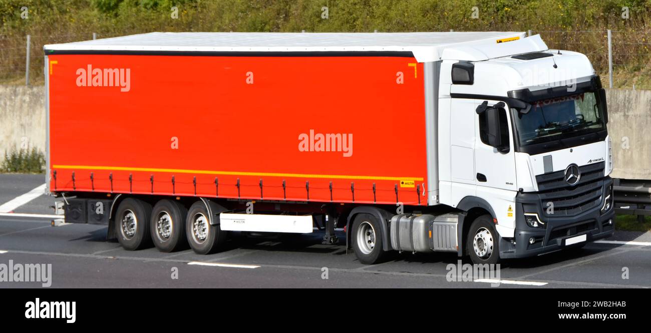 Semirimorchio tautliner Wielton Group con copertura del tetto ribaltabile trainato da un carro di propulsione autocarro Mercedes Actros L per la guida su strada M25 UK Foto Stock