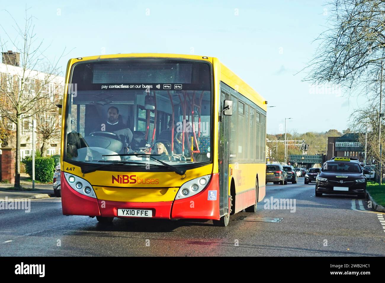 Autobus a un piano giallo e rosso PENNINI un'azienda di trasporti gestisce le linee degli autobus Essex locali per vedere il parabrezza anteriore dell'autista e del passeggero donna Essex Inghilterra Regno Unito Foto Stock